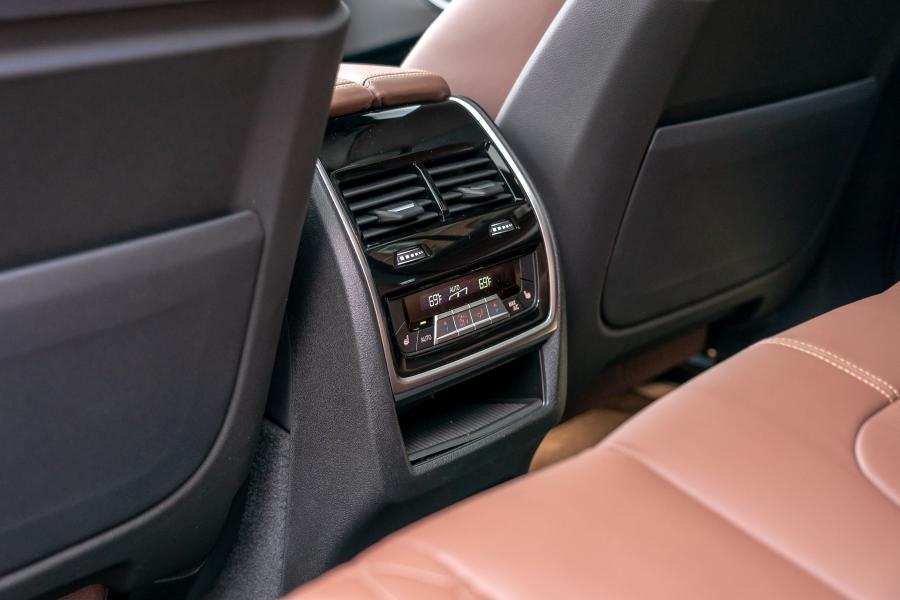 Детали интерьера BMW X5 M50i (G05) 2019 года  (NA) (фото 35 из 40)